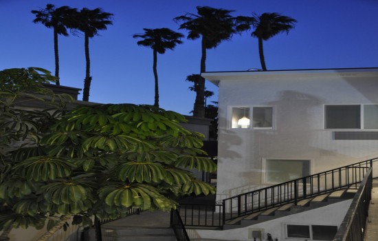 Welcome To The Belmont Shore Inn - Exterior View of Stairs