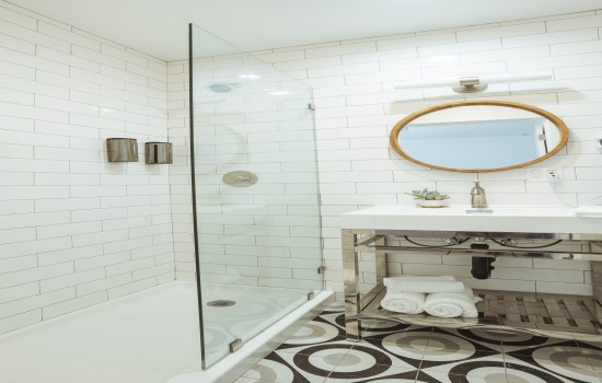 Welcome To The Belmont Shore Inn - Shower and Vanity Area