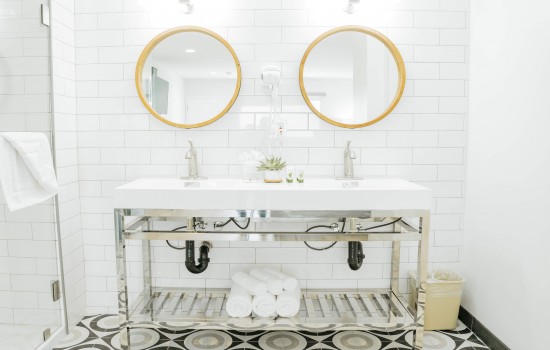 Welcome To The Belmont Shore Inn - Vanity Area